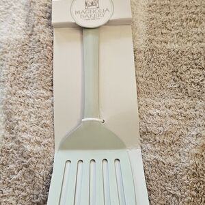 Magnolia White Slotted Turner